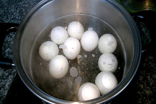 Cách luộc trứng muối
