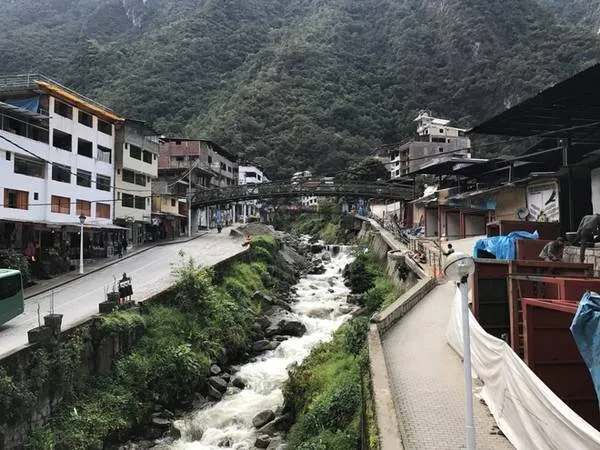 Aguas Calientes là một thị trấn nhỏ nằm dưới chân Machu Picchu, với nhiều khách sạn và nhà hàng phục vụ du khách.