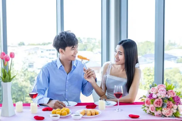 alt: Bà bầu hạnh phúc trong ngày Valentine