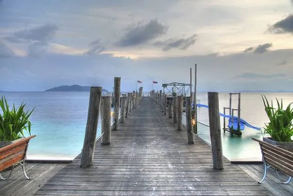 alt: Bãi biển trong xanh trên đảo Rawa, Malaysia