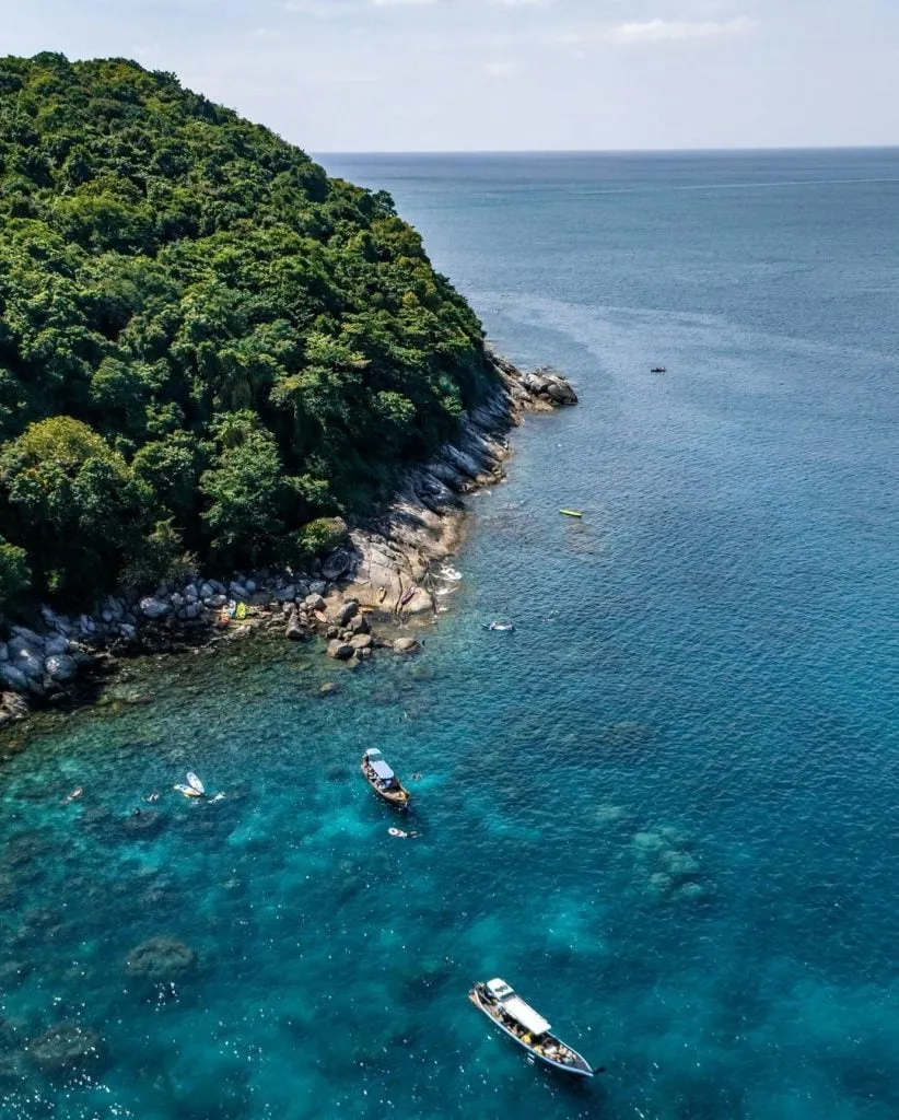 alt: Bãi biển Yanui Phuket với làn nước trong xanh