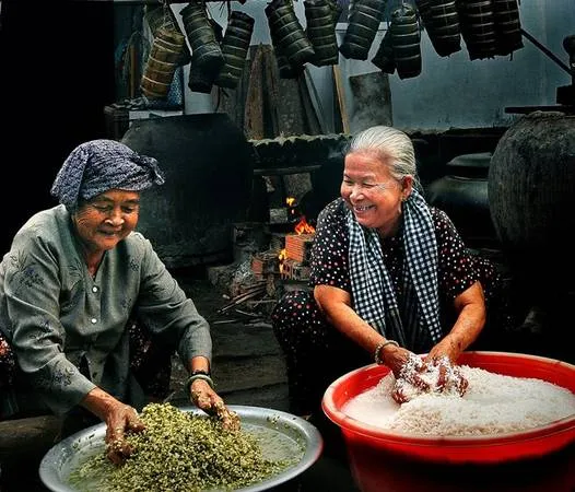 Alt: Bánh chưng, bánh tét - hương vị ngày Tết