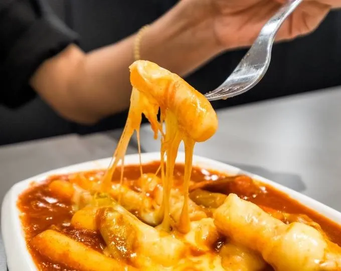 Alt: Bánh gạo cay Tteokbokki với màu đỏ hấp dẫn, bánh gạo dẻo dai, nước sốt cay nồng, hấp dẫn vị giác.