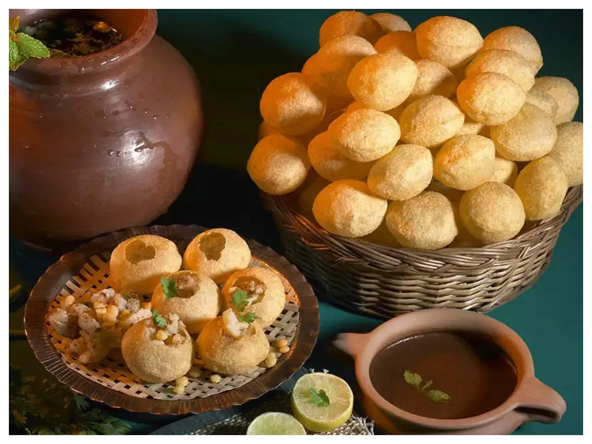 Alt: Bánh Golgappa với nước sốt chấm