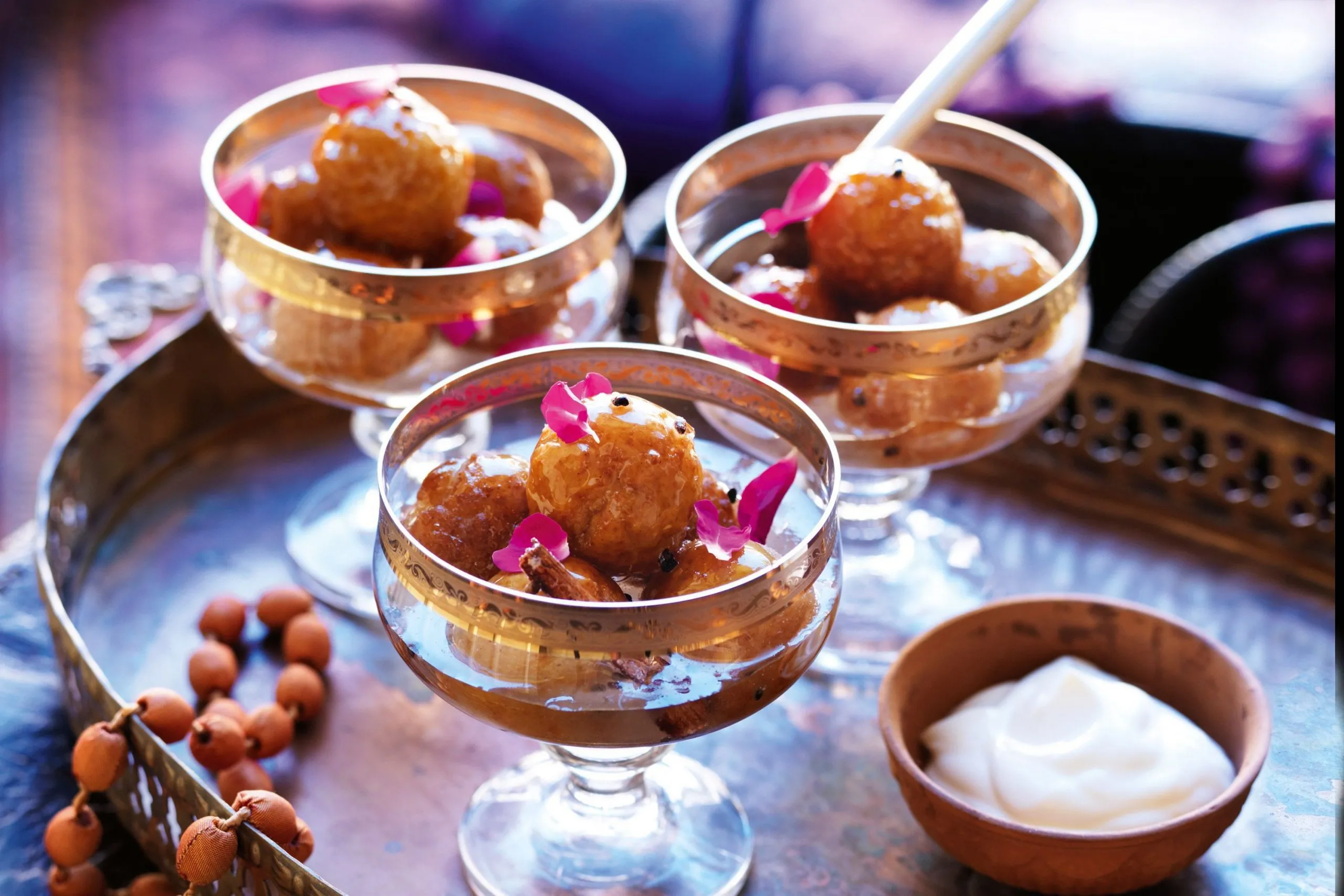 Alt: Bánh Gulab Jamun vàng ươm