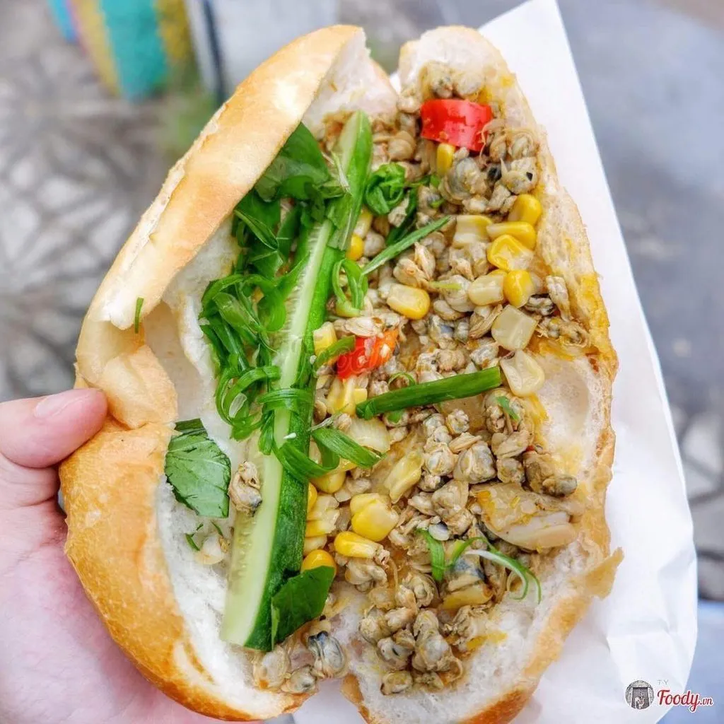 alt: Bánh mì bột lọc chấm nước mắm