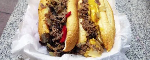 Alt: Bánh mì thịt bò Phil's Steak thơm ngon, hấp dẫn