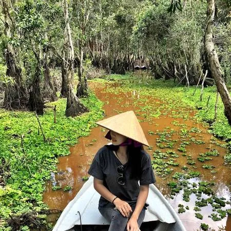alt: Bèo tây phủ kín mặt nước rừng tràm Trà Sư