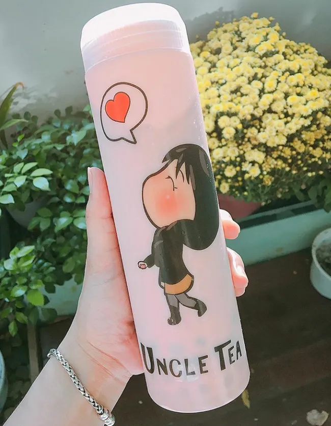 alt: Bình trà sữa dài của Uncle Tea