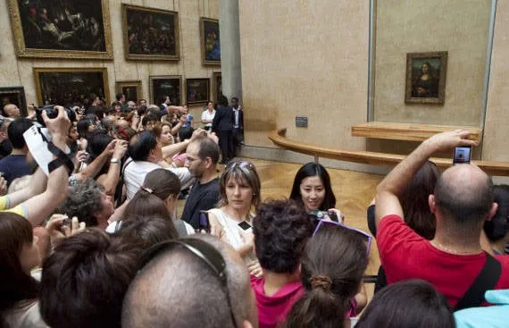 Alt: Bức tranh Mona Lisa được trưng bày trong bảo tàng