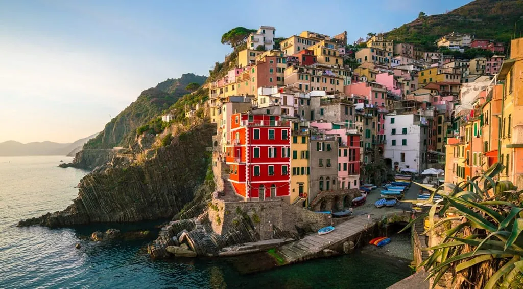 alt: Cảnh biển Cinque Terre nhìn từ trên cao với những ngôi nhà đầy màu sắc