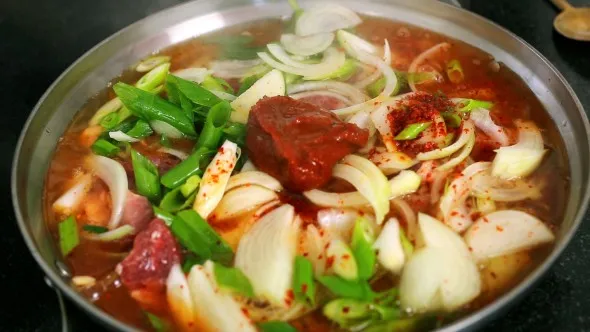 Alt: Canh Kimchi Jjigae đang sôi sùng sục trong nồi