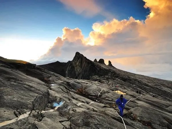 Alt: Cảnh quan hùng vĩ của Công viên Kinabalu nhìn từ trên cao, Malaysia