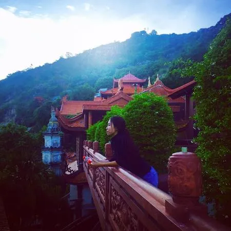alt: Cảnh quan nhìn từ chùa Hang