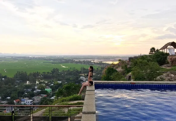 alt: Cảnh quan xanh mát nhìn từ ban công Victoria Núi Sam Lodge
