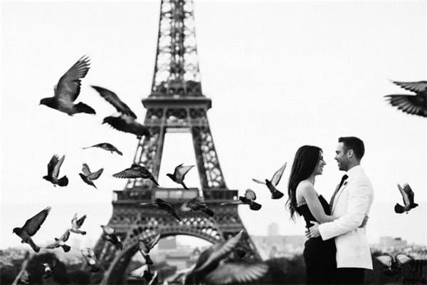 Alt: Cặp đôi chụp ảnh cưới tại Tháp Eiffel