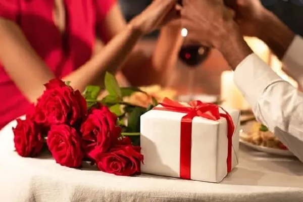 alt: Cặp đôi đang chuẩn bị bữa tối Valentine