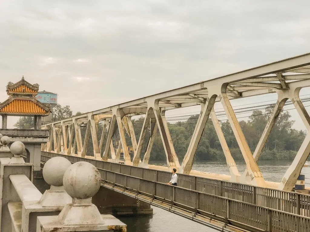 alt: Cầu sắt bắc qua sông Hương trong phim Mắt Biếc