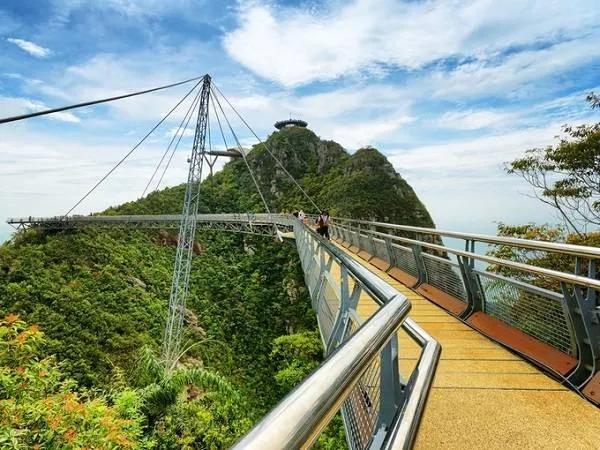 Alt: Cầu Sky uốn lượn trên đỉnh núi Machinchang, Langkawi, Malaysia
