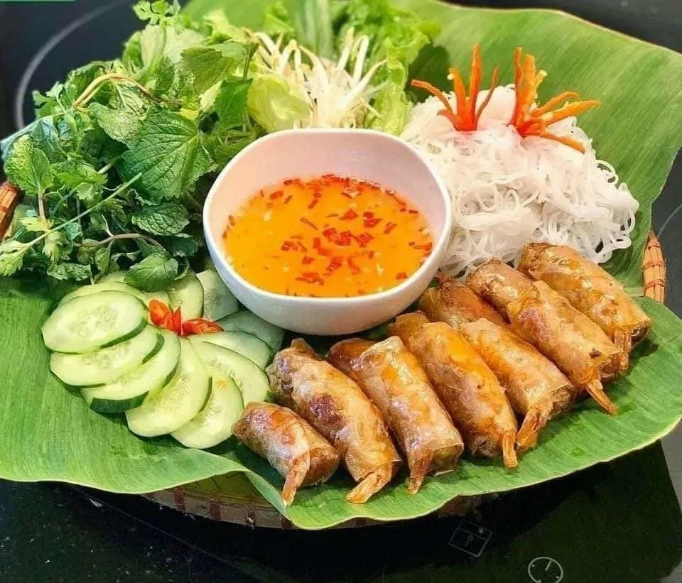 alt: Chả ram tôm đất cuốn bánh tráng