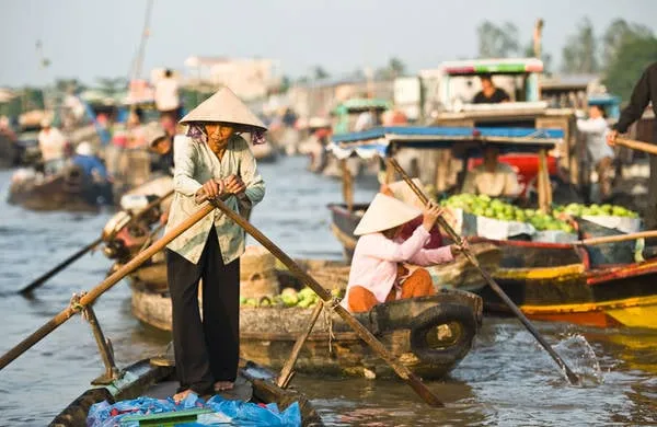 Alt: Chợ nổi Cái Răng nhộn nhịp ghe thuyền buôn bán