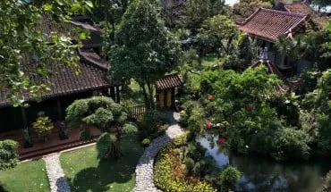 alt: Chùa Thiên Hưng với không gian xanh mát