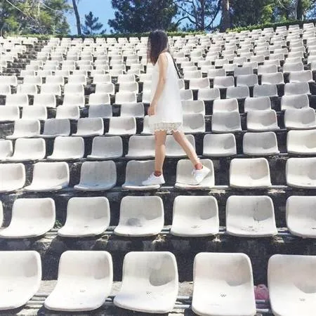 Alt: Cô gái tạo dáng tại khán đài Trung Tâm Văn Hóa Thanh Thiếu Niên