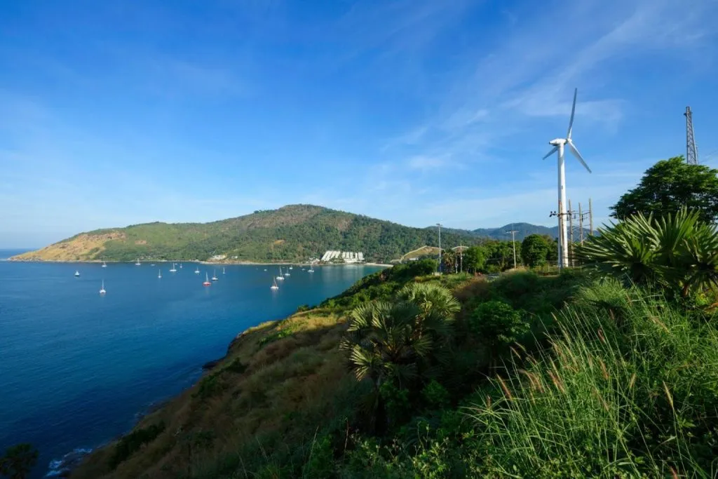alt: Cối xay gió tại điểm ngắm cảnh Windmill Viewpoint, Phuket