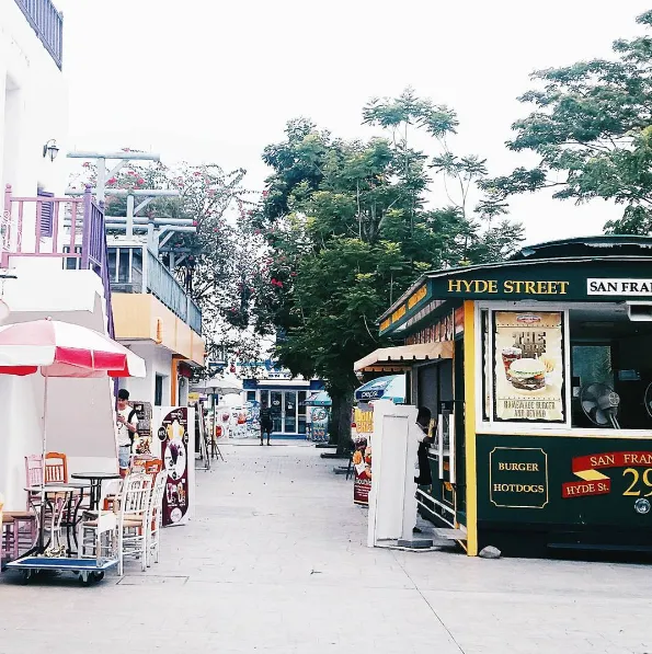alt: Cối xay gió tại Santorini Park
