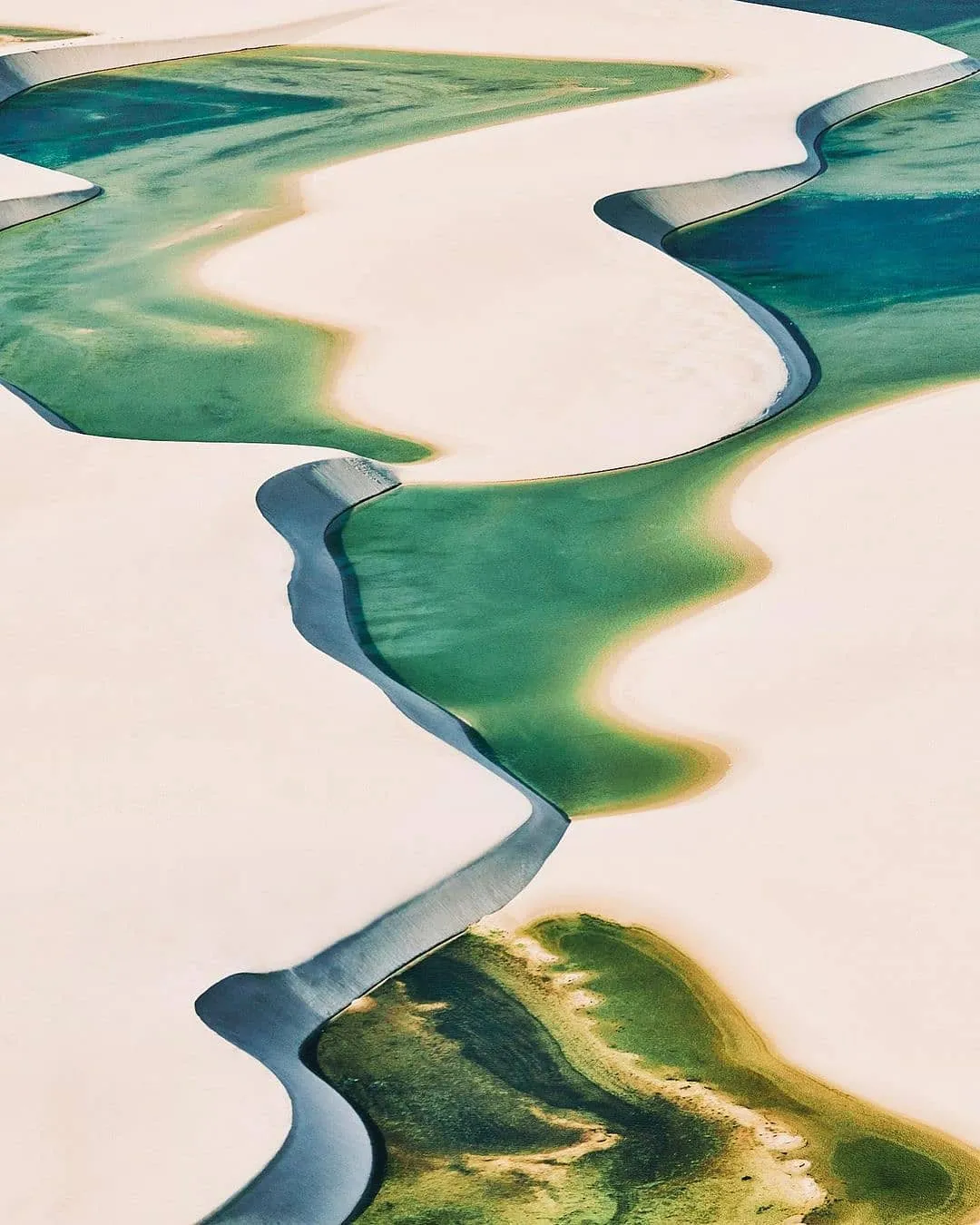 alt: Cồn cát cao tại Lençóis Maranhenses, du khách có thể leo lên để ngắm cảnh
