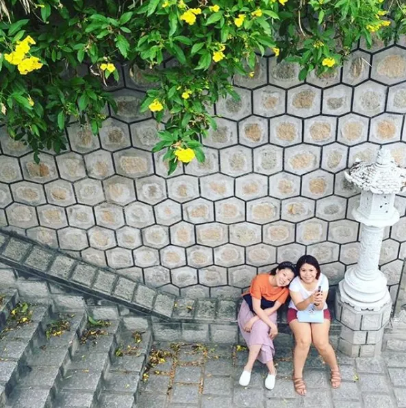 alt: Cổng chùa Hang trên núi Sam