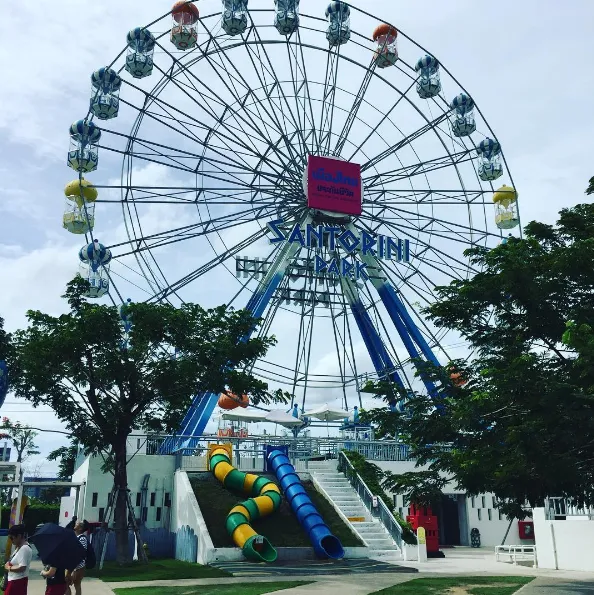 alt: Cổng vào Santorini Park với chiếc đu quay khổng lồ
