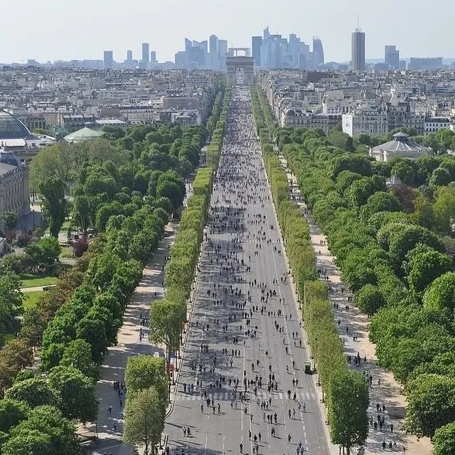 Alt: Đại lộ Champs-Élysées nhộn nhịp