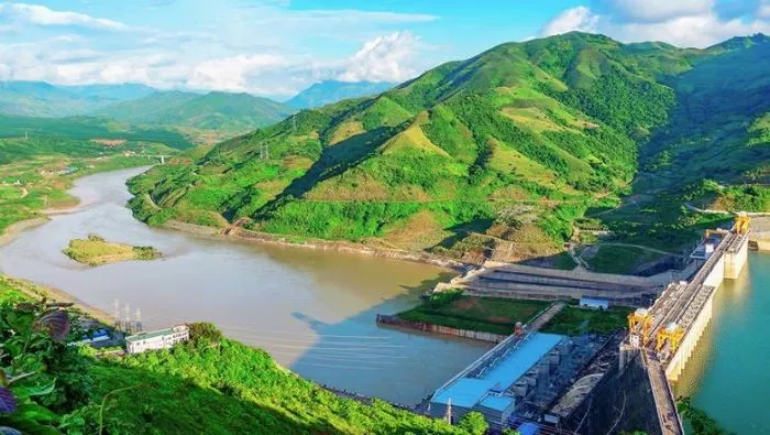 alt: Đập Tiền Phong hùng vĩ, với dòng nước chảy xiết tạo nên bọt trắng xóa