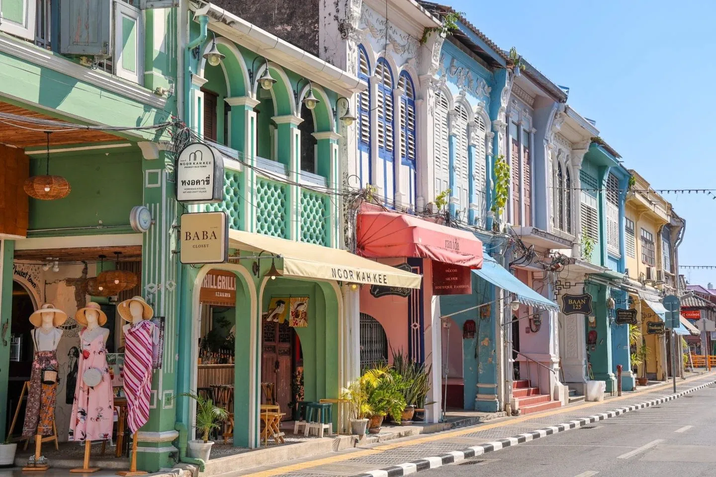 alt: Dãy nhà đầy màu sắc ở phố cổ Phuket