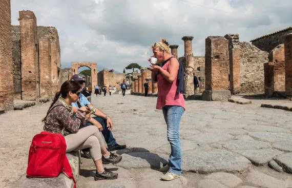 Alt: Du khách tham quan tàn tích Pompeii