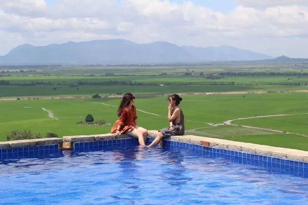 alt: Ghế nằm thư giãn bên hồ bơi Victoria Núi Sam Lodge