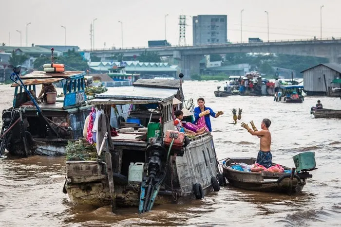 Alt: Ghe thuyền tấp nập tại chợ nổi Cái Răng