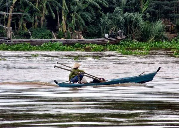 alt: Ghe thuyền trên làng nổi Châu Đốc