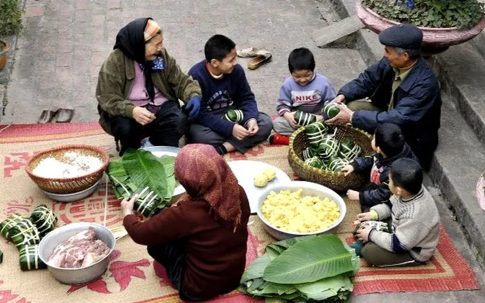 Alt: Gia đình sum họp gói bánh chưng ngày Tết