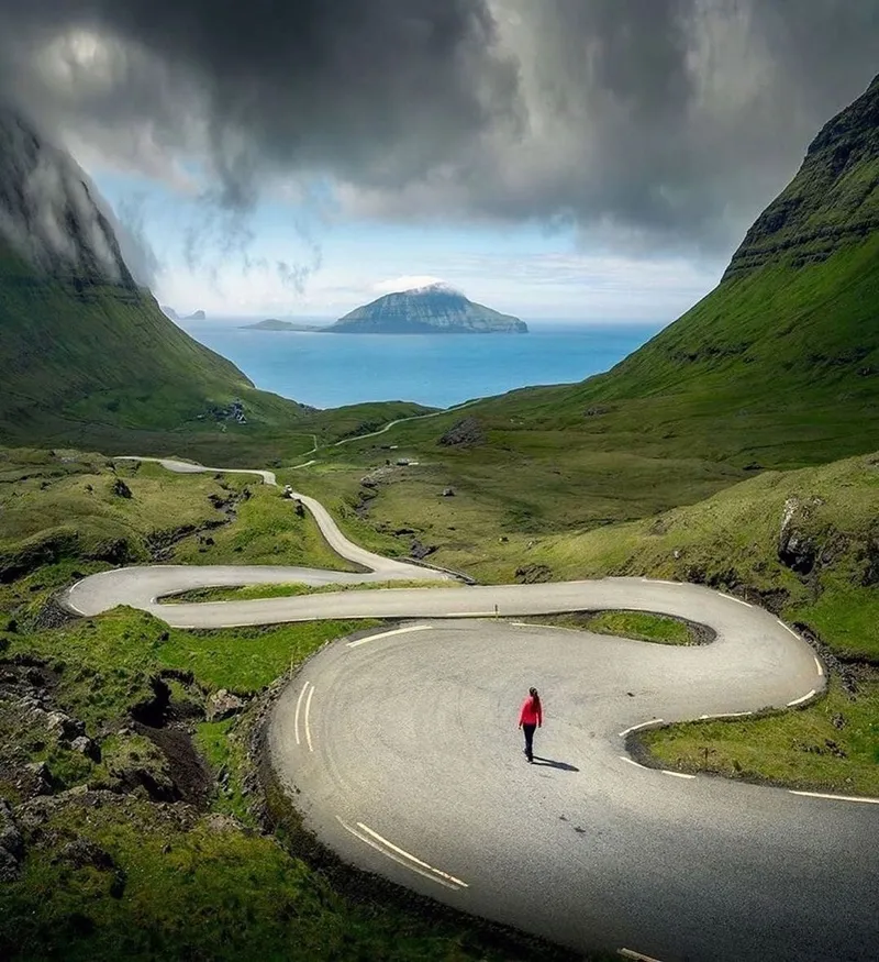 alt: Góc nhìn cận cảnh mái nhà cỏ ở quần đảo Faroe, cho thấy lớp cỏ dày và xanh mướt.