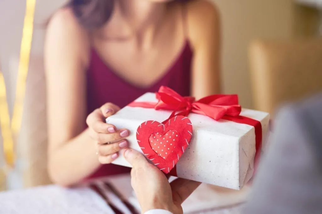 Alt: Hình ảnh các món quà tặng Valentine cho vợ như nước hoa, son môi, trang sức