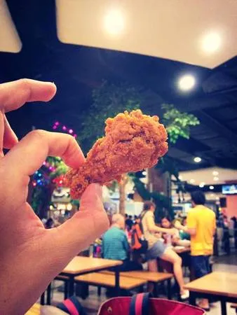 Alt: Hình ảnh cánh gà chiên &quot;WINGZ ZABB&quot; của KFC Thái Lan với màu sắc hấp dẫn và hương vị chua cay đặc trưng.