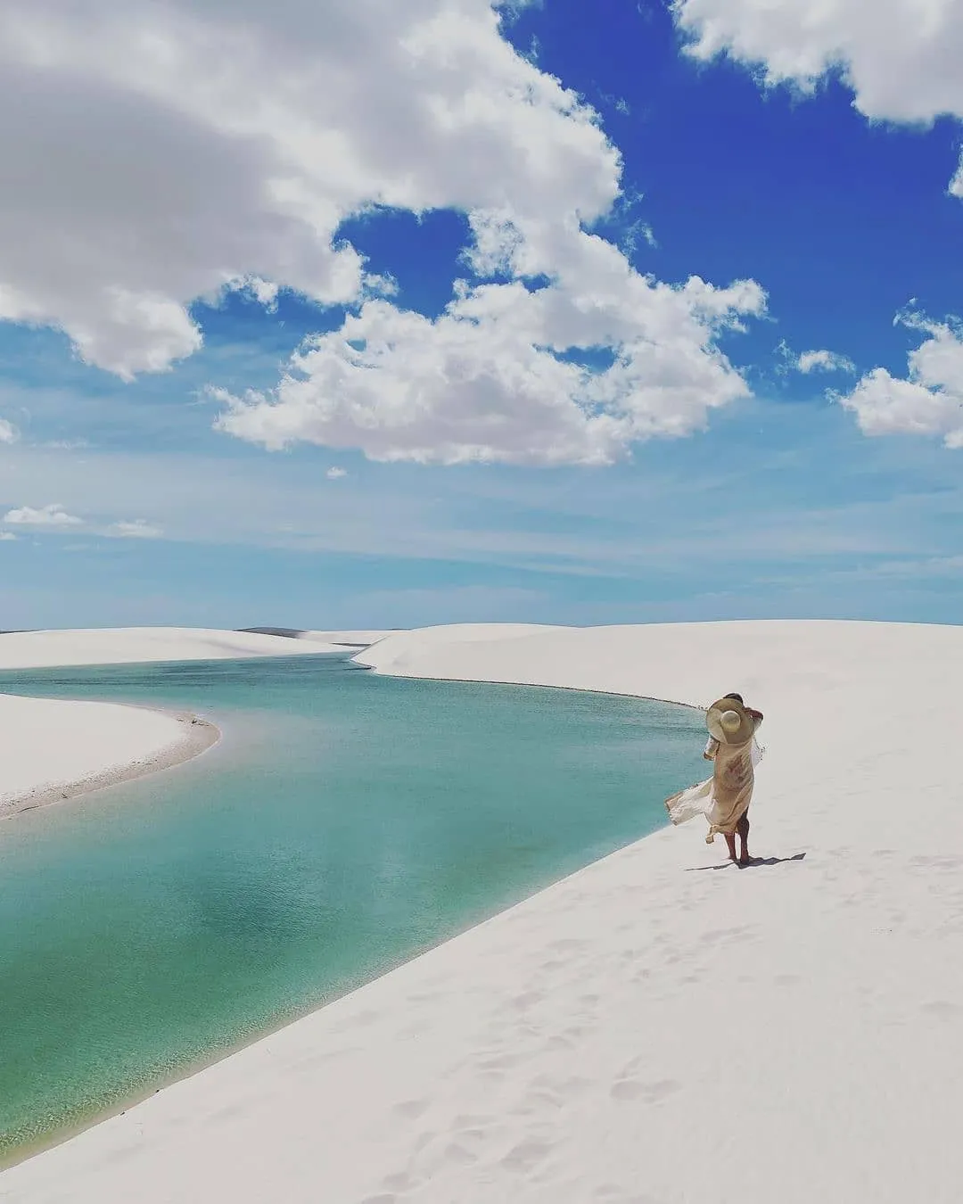 alt: Hình ảnh chụp từ trên cao cho thấy vẻ đẹp toàn cảnh của Lençóis Maranhenses