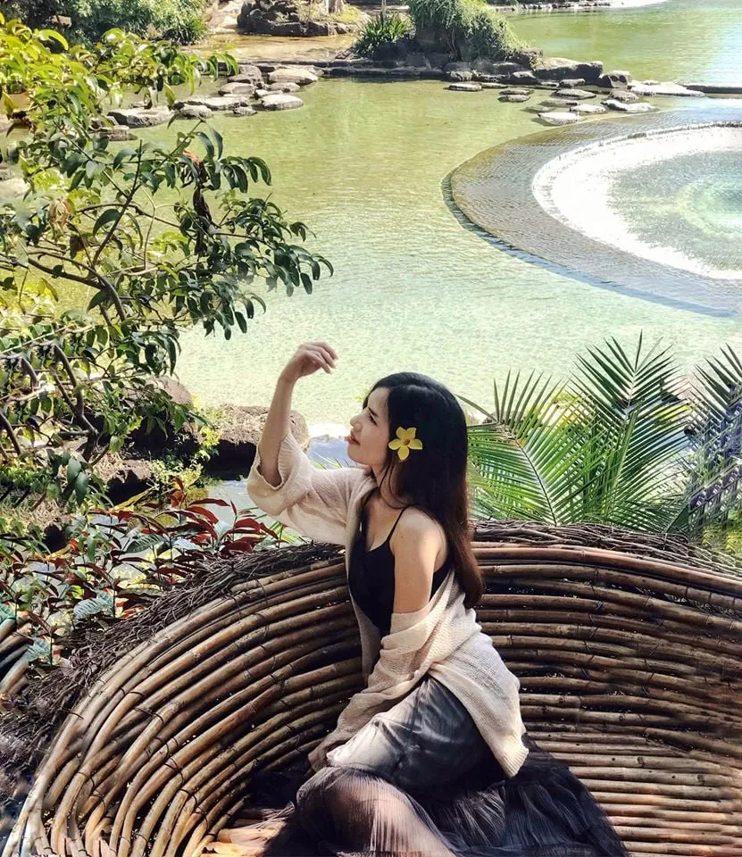 Alt: Hồ bơi trong công viên Suối Mơ