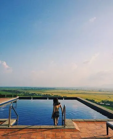 alt: Hồ bơi Victoria Núi Sam Lodge với view nhìn ra cánh đồng lúa