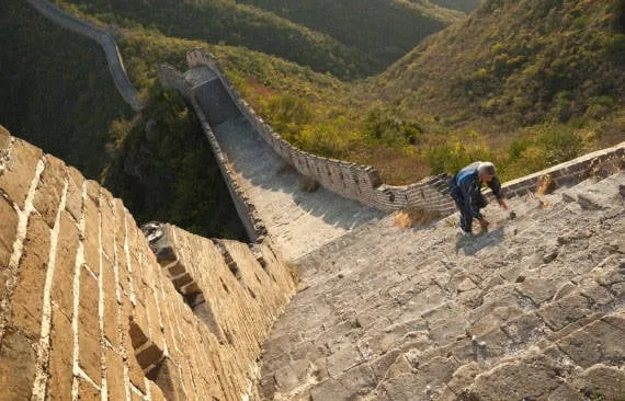 Alt: Khách du lịch leo lên Vạn Lý Trường Thành