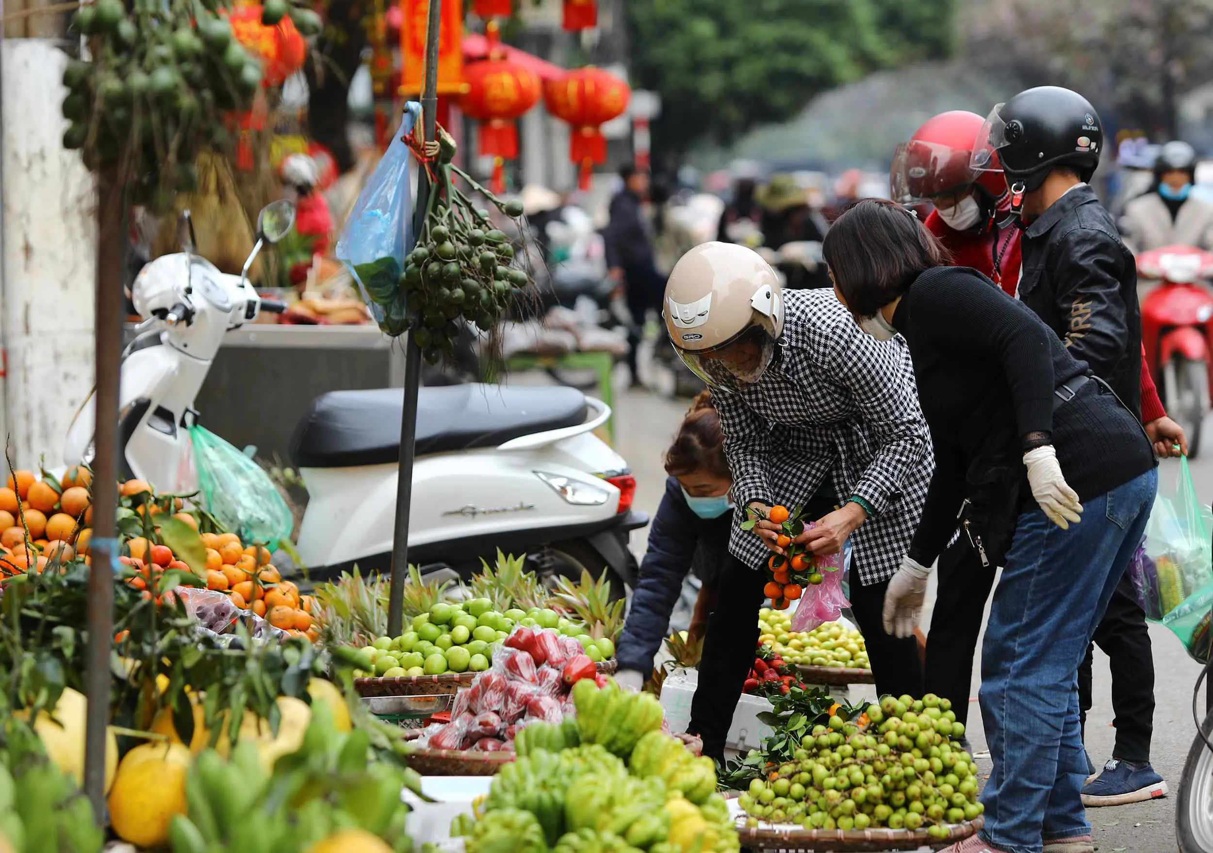 Alt: Không khí nhộn nhịp tại chợ Tết