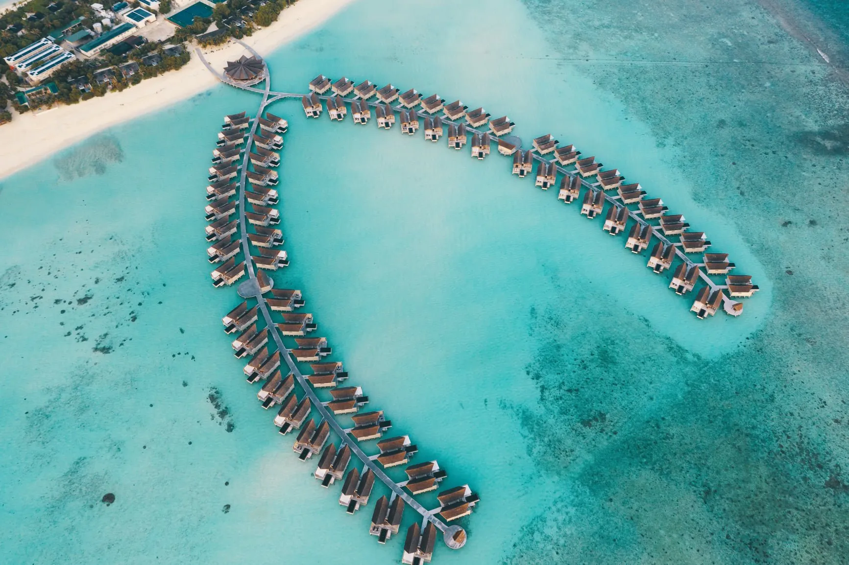 alt Khu nghỉ dưỡng Movenpick Kuredhivaru Maldives nhìn từ trên cao