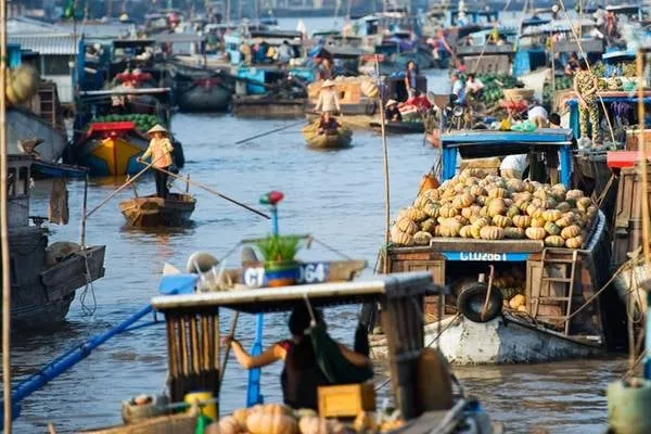 Alt: Khung cảnh bình minh trên chợ nổi miền Tây